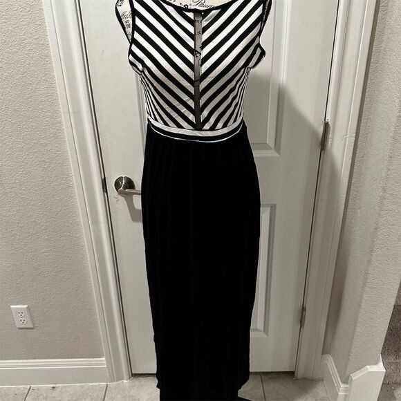 Malloy Dresses & Skirts - Malloy Women's Black & White Striped Sleeveless Maxi Dress Size L